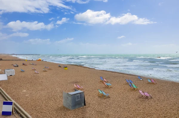 Ligstoelen op het strand van Brighton — Stockfoto