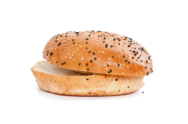 Hamburgare bulle med sesamfrön på vit bakgrund — Stockfoto