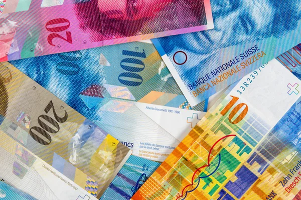 Банкноты швейцарских франков в качестве фона — стоковое фото
