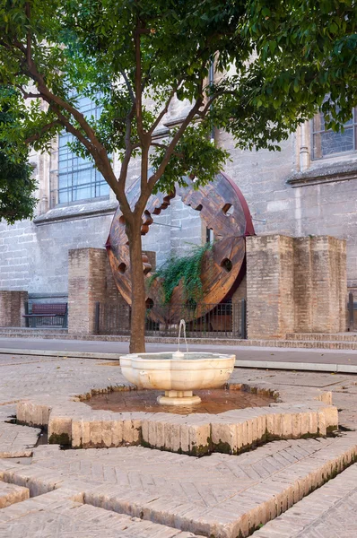 Oude fontein op de binnenplaats van de kathedraal van Sevilla — Stockfoto