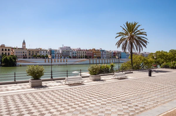 Dijk van de rivier Guadalquivir in Sevilla — Stockfoto