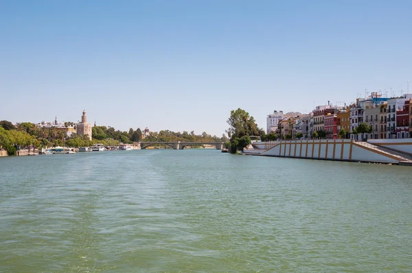 Uitzicht op de rivier Guadalquivir in Sevilla — Stockfoto