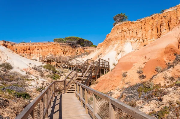 Drewniana ścieżka do plaży Falesia w Portugalii — Zdjęcie stockowe