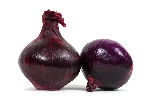 Cebollas rojas aisladas sobre fondo blanco —  Fotos de Stock