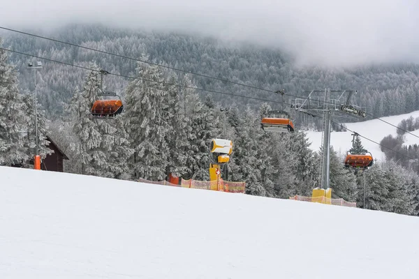 Moderno Telesilla Que Transporta Los Esquiadores Cima Una Pista Esquí — Foto de Stock