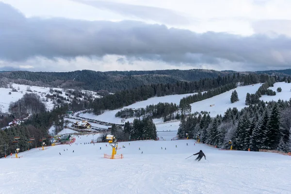 Skifahrer Fahren Bei Schneesturm Die Piste Der Slotwiny Arena Hinunter — Stockfoto