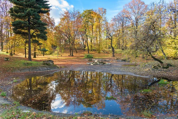 Panchina Parco Colorato Autunno Soleggiato — Foto Stock