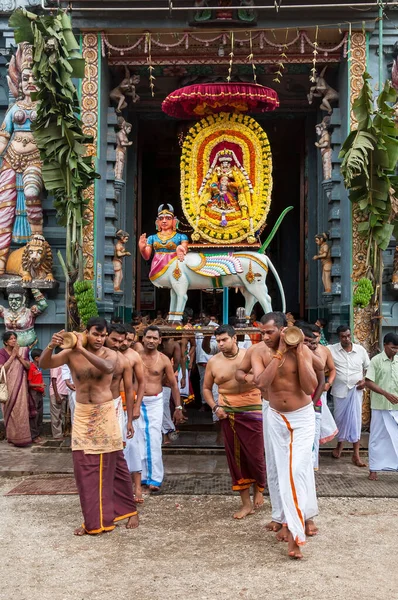 Matale Sri Lanka February 2013 Men Take Religious Icon Out — ストック写真