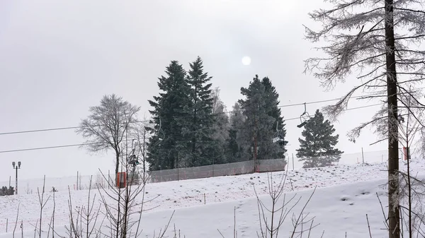 Veduta Della Seggiovia Krynica Zdroj Una Giornata Invernale Nuvolosa — Foto Stock