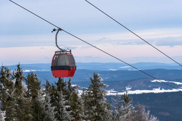 Góndolas Rojas Esquí Revolotean Montaña Jaworzyna Krynicka Cordillera Beskid Sadecki — Foto de Stock