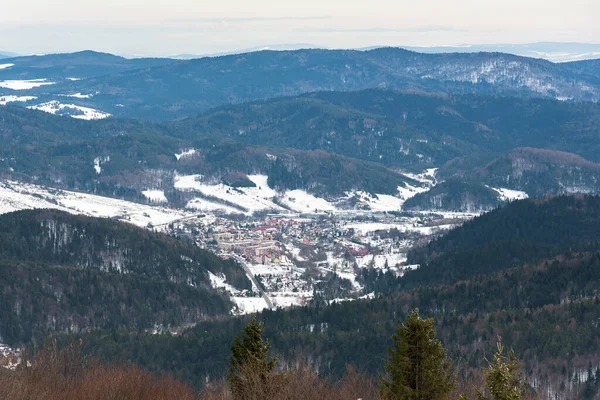 在Jaworzyna Krynicka滑雪坡看到的Beskid Sadecki山和Krynica Zdroj山 — 图库照片
