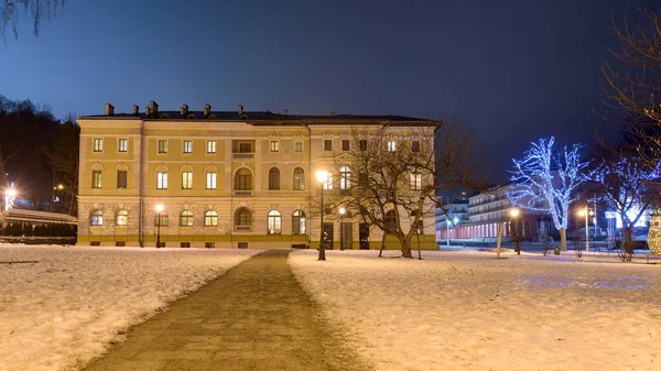 波兰南部著名温泉城Krynica Zdroj主要广场的冬景 — 图库照片