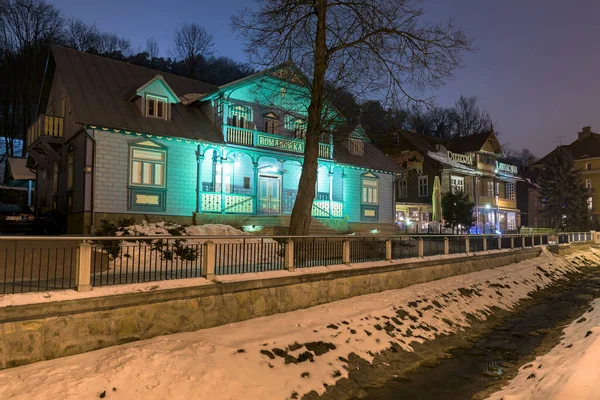 2012年1月26日 波兰南部著名温泉城克里尼察 兹罗杰 Krynica Zdroj 迪特尔大道 Dietls Boulevards 历史性建筑的冬季夜景 — 图库照片