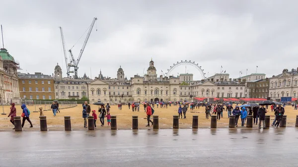 London Storbritannien April 2018 Turister Med Paraplyer Besöker Horse Guard — Stockfoto