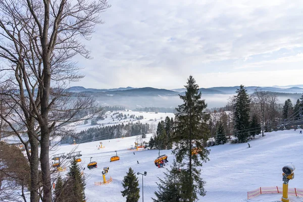 Moderno Telesilla Que Transporta Los Esquiadores Cima Una Pista Esquí — Foto de Stock