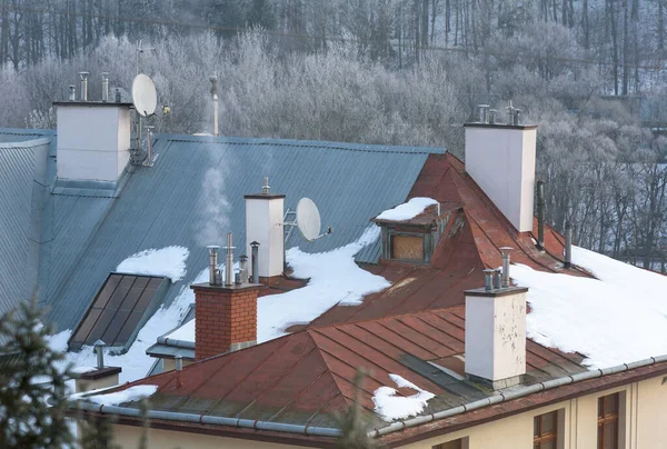 Zicht Rokende Schoorstenen Daken Van Woonhuizen Winterdag — Stockfoto