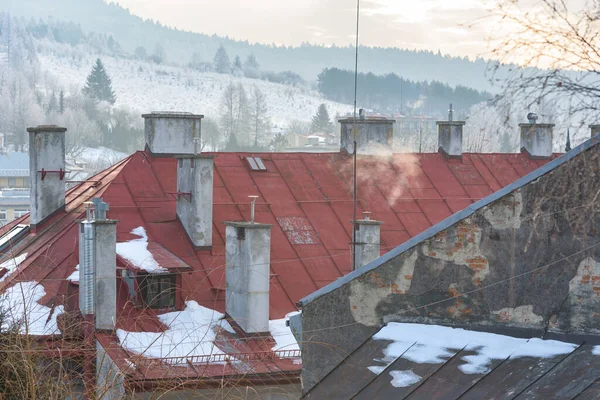 Vista Dei Camini Fumatori Sui Tetti Delle Case Residenziali Durante — Foto Stock