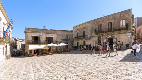 意大利西西里埃里斯 2017年8月25日 游客参观埃里斯古城的德拉洛吉亚广场 — 图库照片
