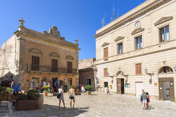 Erice Sicilien Italien Augusti 2017 Turister Besöker Piazza Della Loggia — Stockfoto