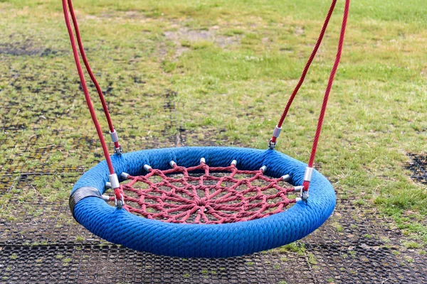 Moderne Leerschaukel Aus Seilen Auf Dem Spielplatz — Stockfoto