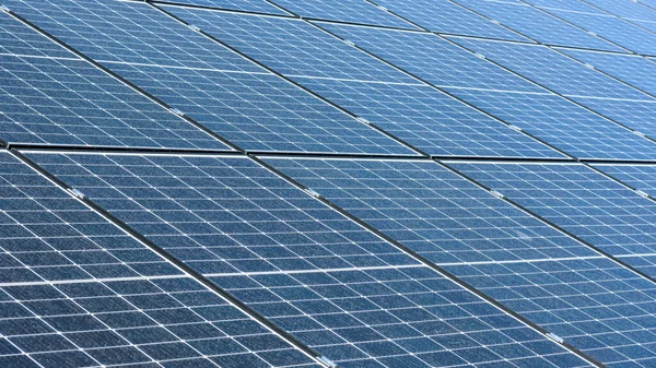 太陽電池パネルの緑のエネルギー背景 — ストック写真