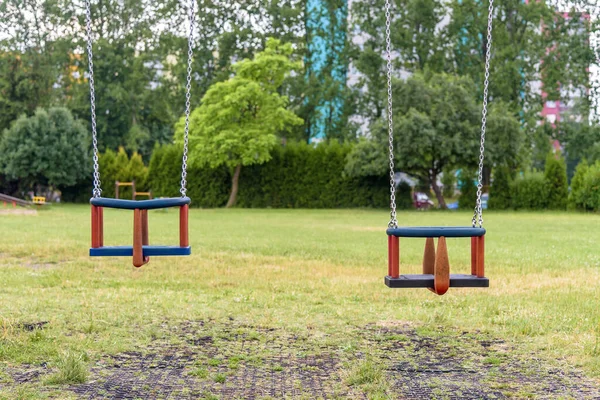 Duas Oscilações Vazias Com Correntes Parque Infantil — Fotografia de Stock