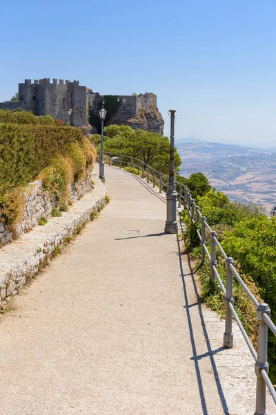 Pionowy Widok Drogę Starożytnych Ruin Zamku Wenus Erice Sycylia Włochy — Zdjęcie stockowe