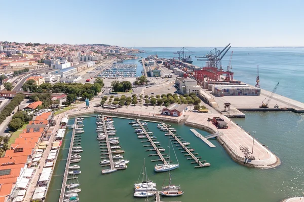 Haven en de jachthaven in Lissabon — Stockfoto