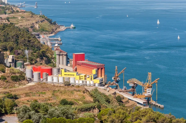 Silos de almacenamiento en zona industrial — Foto de Stock