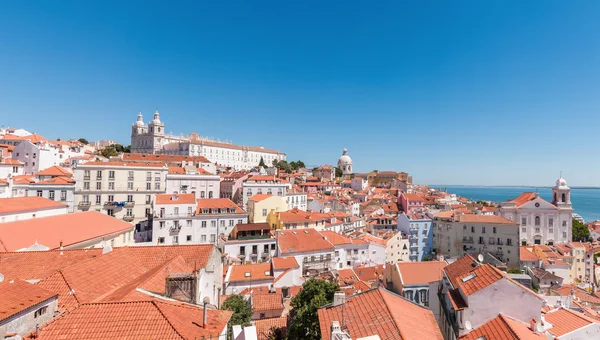 Panoramisch uitzicht over de wijk alfama in Lissabon — Stockfoto