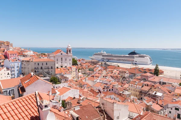 Groot passagiersschip in Lissabon haven — Stockfoto