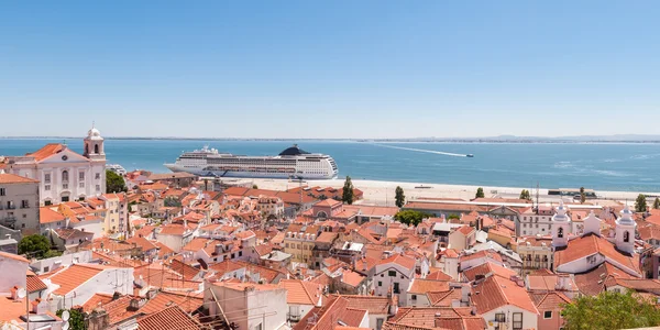 Gran barco de pasajeros en el puerto de Lisboa — Foto de Stock