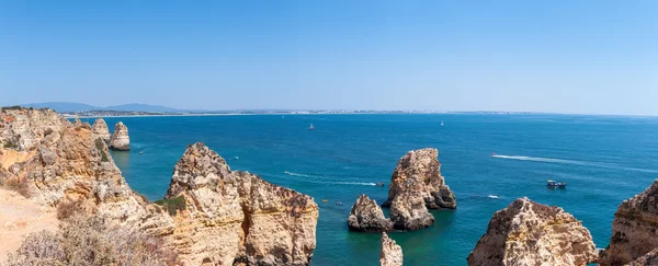 Panoramatický pohled na skalní útvar nedaleko Lagosu v Portugalsku — Stock fotografie