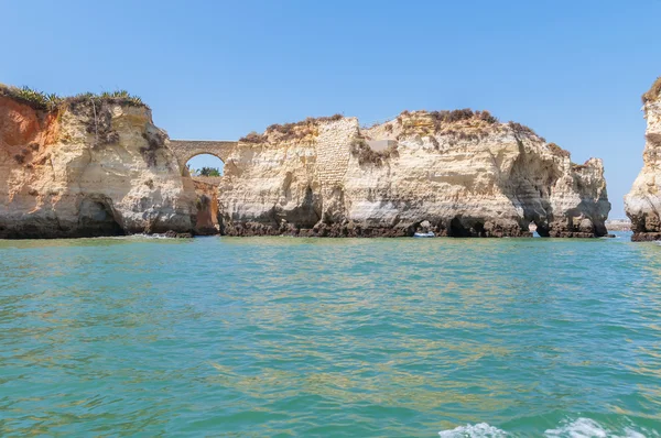 Formazioni rocciose vicino Lagos viste dall'acqua — Foto Stock