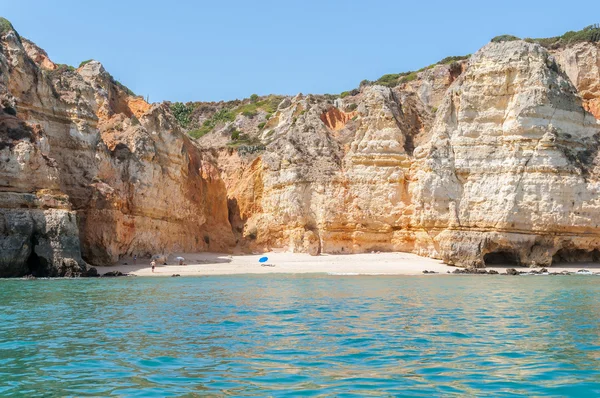 Rotsformaties en wild strand in Portugal — Stockfoto