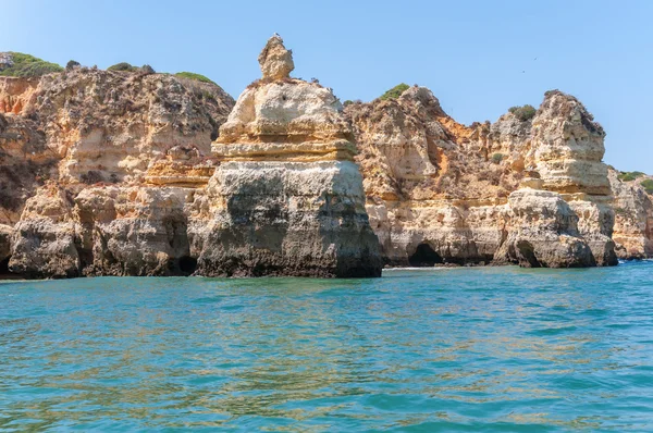 Formacje skalne w pobliżu Lagos od wody — Zdjęcie stockowe