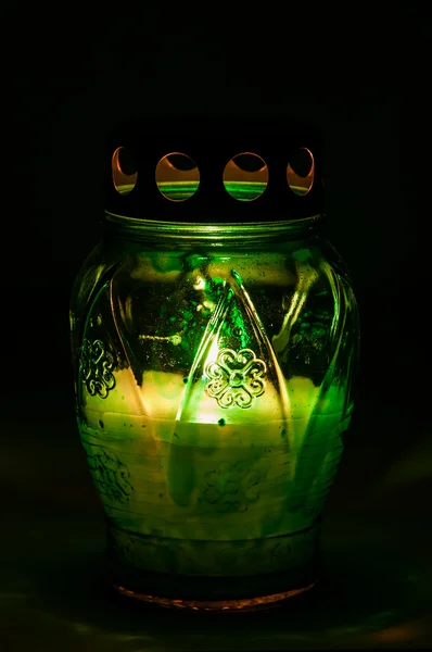 Karanlıkta adak mum yanan yeşil — Stok fotoğraf