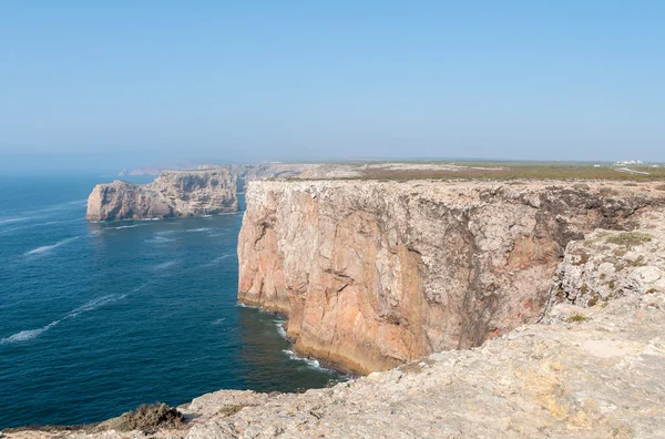 Клиффский берег мыса Сент-Винсент в Португалии — стоковое фото