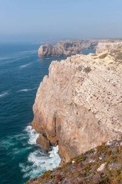 Клиффский берег мыса Сент-Винсент в Португалии — стоковое фото