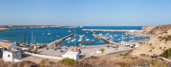 Μοναδική πανοραμική θέα της παλιάς λιμάνι στο Sagres με τράτες στο λιμανάκι — Φωτογραφία Αρχείου
