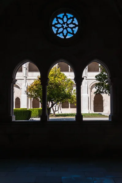 Dziedziniec klasztoru Alcobaça postrzegane przez okno — Zdjęcie stockowe