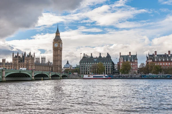 Big Ben och Westminster bron i London — Stockfoto