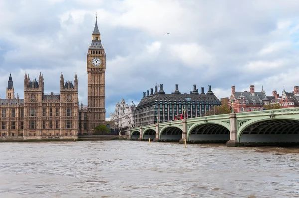 Big Ben und Westminster Bridge in London — Stockfoto