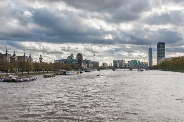 Skyline di Londra in una giornata nuvolosa — Foto Stock