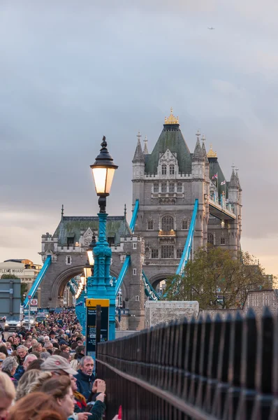 Crowd on the street leading to Tower Bridge — Stock Photo, Image