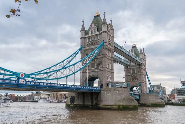 Tower Bridge in London at dusk — Stock Photo, Image