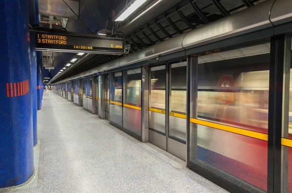 Jubilee line treno parte dalla moderna stazione di North Greenwich — Foto Stock