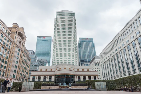 Cabot placu w dzielnicy Canary Wharf w pochmurny dzień — Zdjęcie stockowe