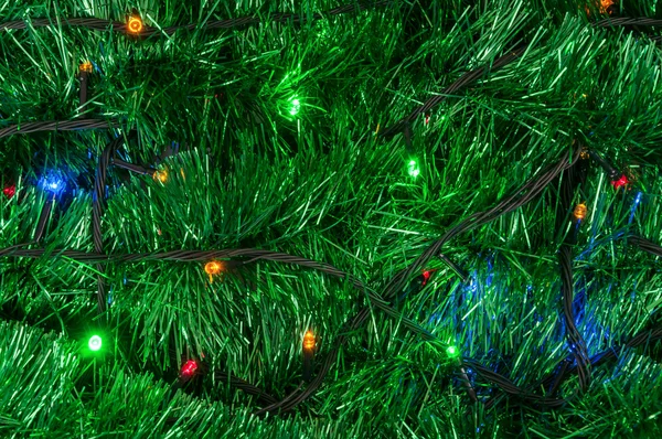 色のライトとクリスマスのガーランドの背景 — ストック写真
