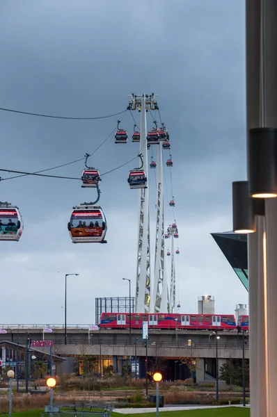 Gondels van de kabelbaan Emirates Air Line in Londen op een regenachtige dag — Stockfoto